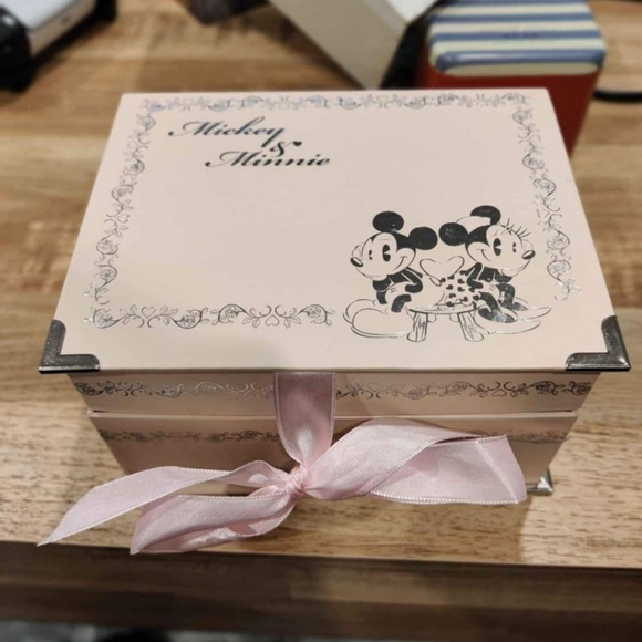 Disney Mickey and Minnie mouse white watch - Picture 3 of 5